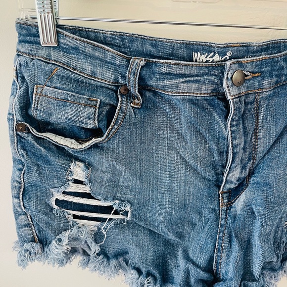 Denim Booty Shorts - Picture 3 of 6